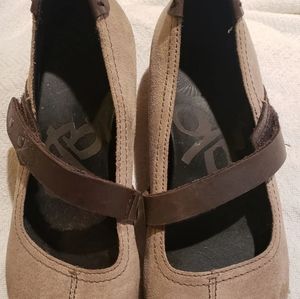 KHAKI suede Mary Jane wedge shoe. OTBT 8.5